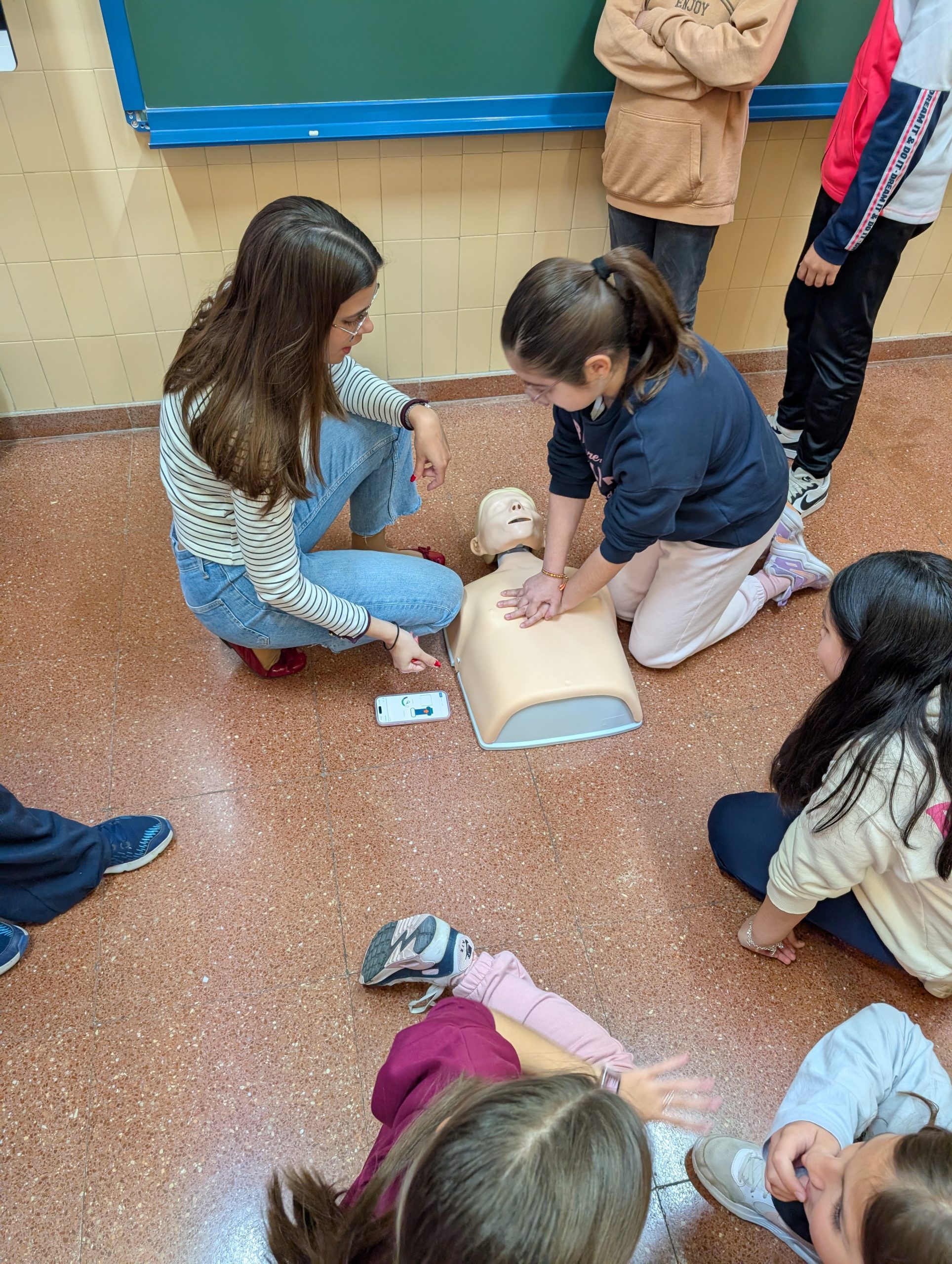 Lee más sobre el artículo Pequeños grandes héroes: 5º de Primaria se forma en Primeros Auxilios y RCP