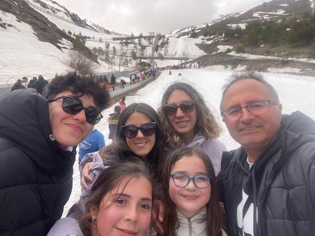 Lee más sobre el artículo Nieve, deporte y convivencia: 5º de Primaria disfruta de una jornada inolvidable en Sierra Nevada