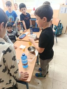 Lee más sobre el artículo Pequeños científicos, grandes descubrimientos: Éxito de la Semana de la Materia y la Energía