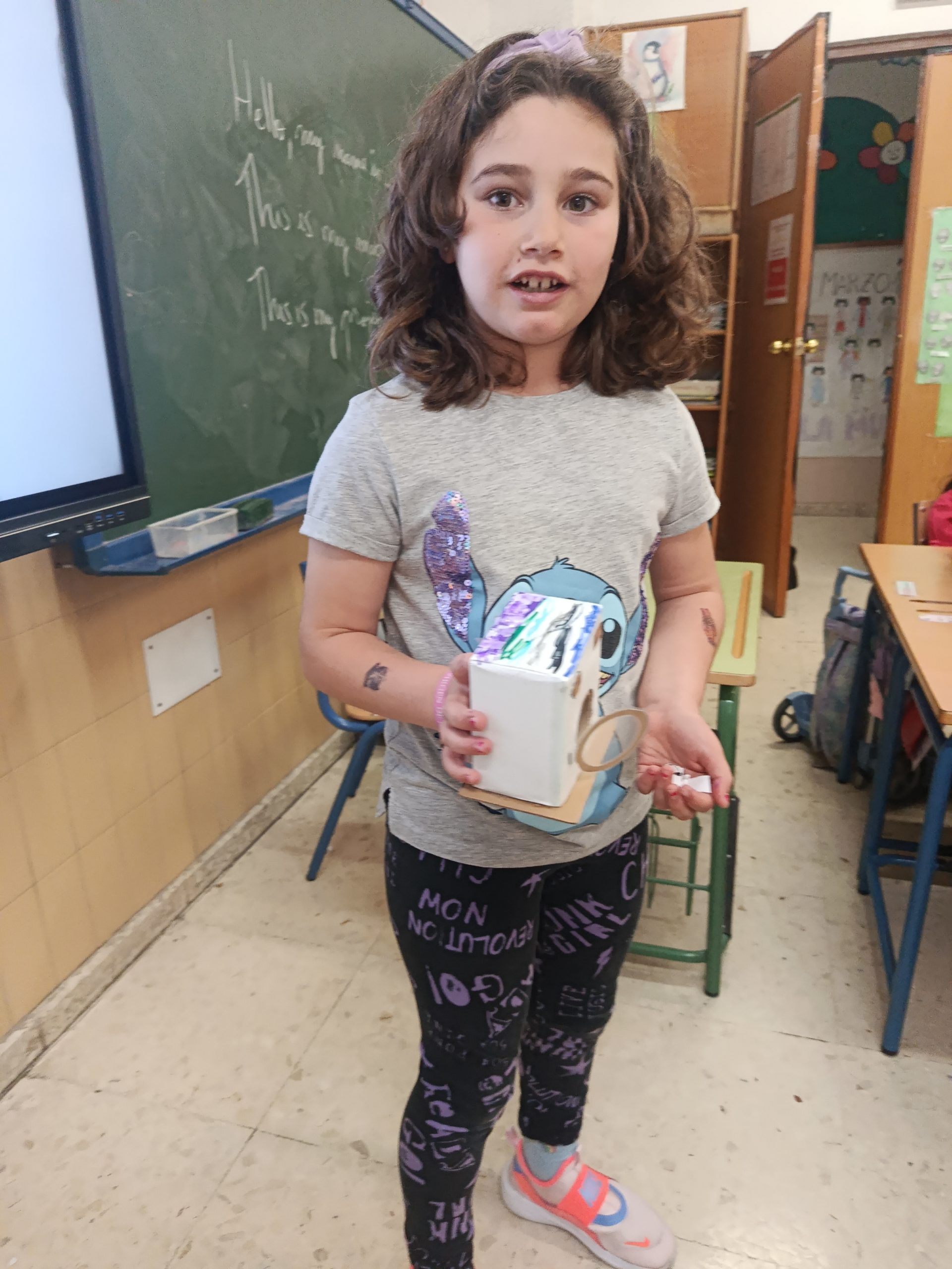 Lee más sobre el artículo Ingenio sin fronteras: El alumnado de 2º de Primaria presenta sus propios inventos en inglés