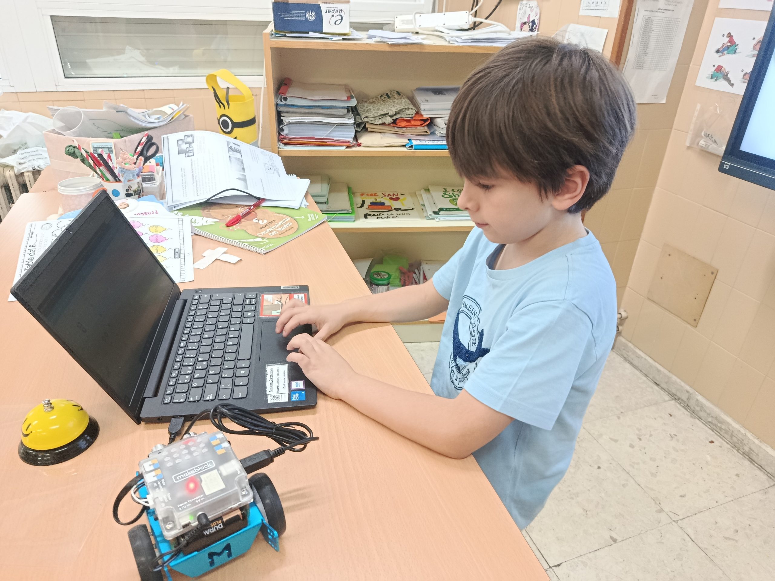 Lee más sobre el artículo Robótica en el Rincón de la Ciencia: Nuestro alumno Nacho nos sorprende con un robot programado por él mismo